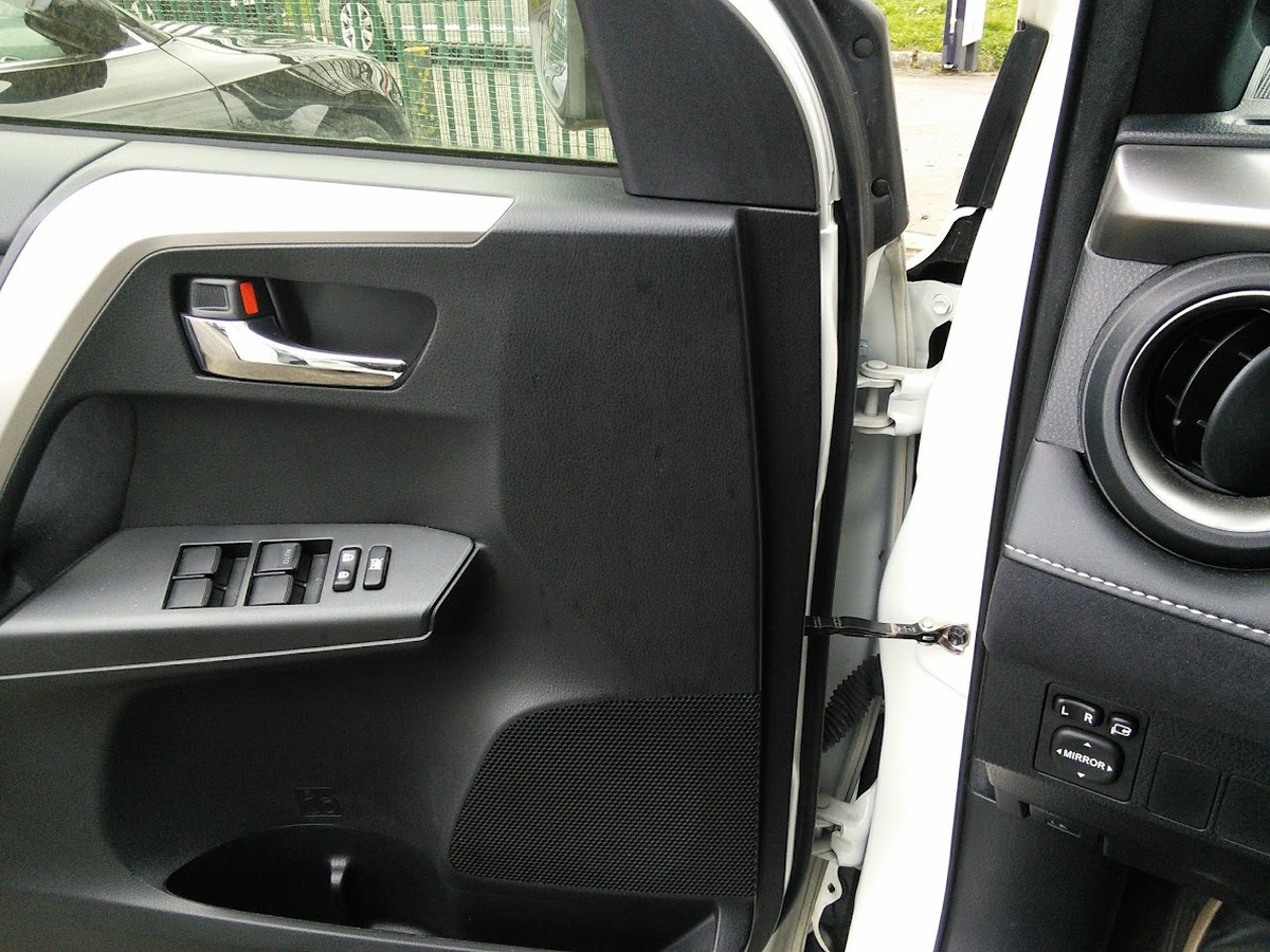 Toyota RAV4 2.5 VVTi 197 HYBRIDE DESIGN 2WD E-CVT 155 cv Boîte auto