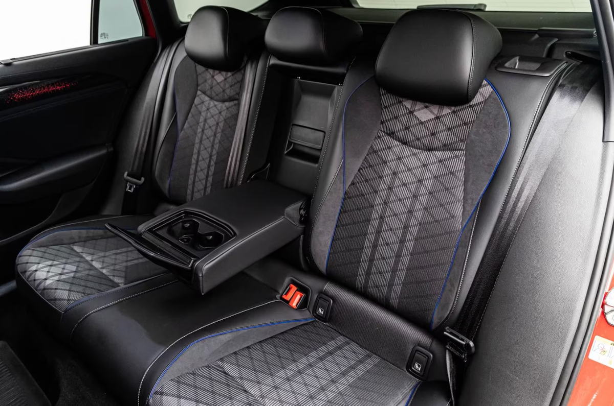 Volkswagen Passat SW VIII 2.0 TDI EVO 200ch R-Line 4Motion DSG7/Chili Red/Attelage/Matrix