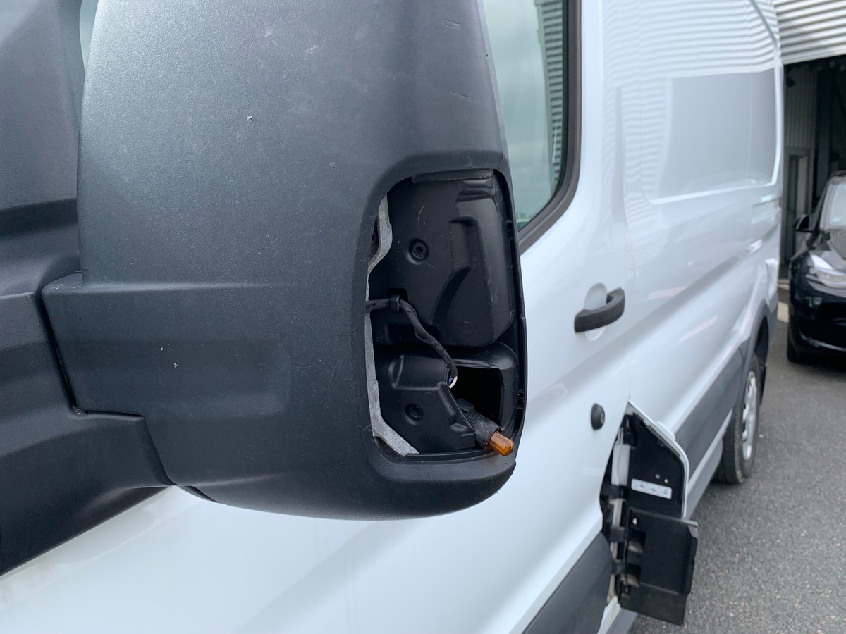 Ford TRANSIT 130 ch | Attelage | Régulateur de vitesse | Bluetooth | Plancher bois et latérale