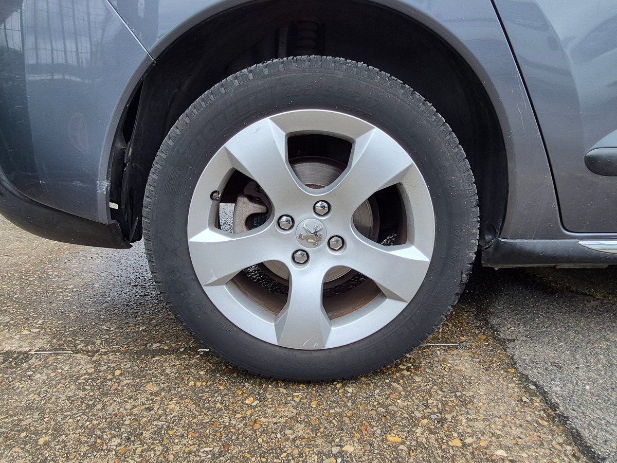 Peugeot 3008 1.6 HDI 16V 112ch FAP BMP6 Blue Lion Premium Pack