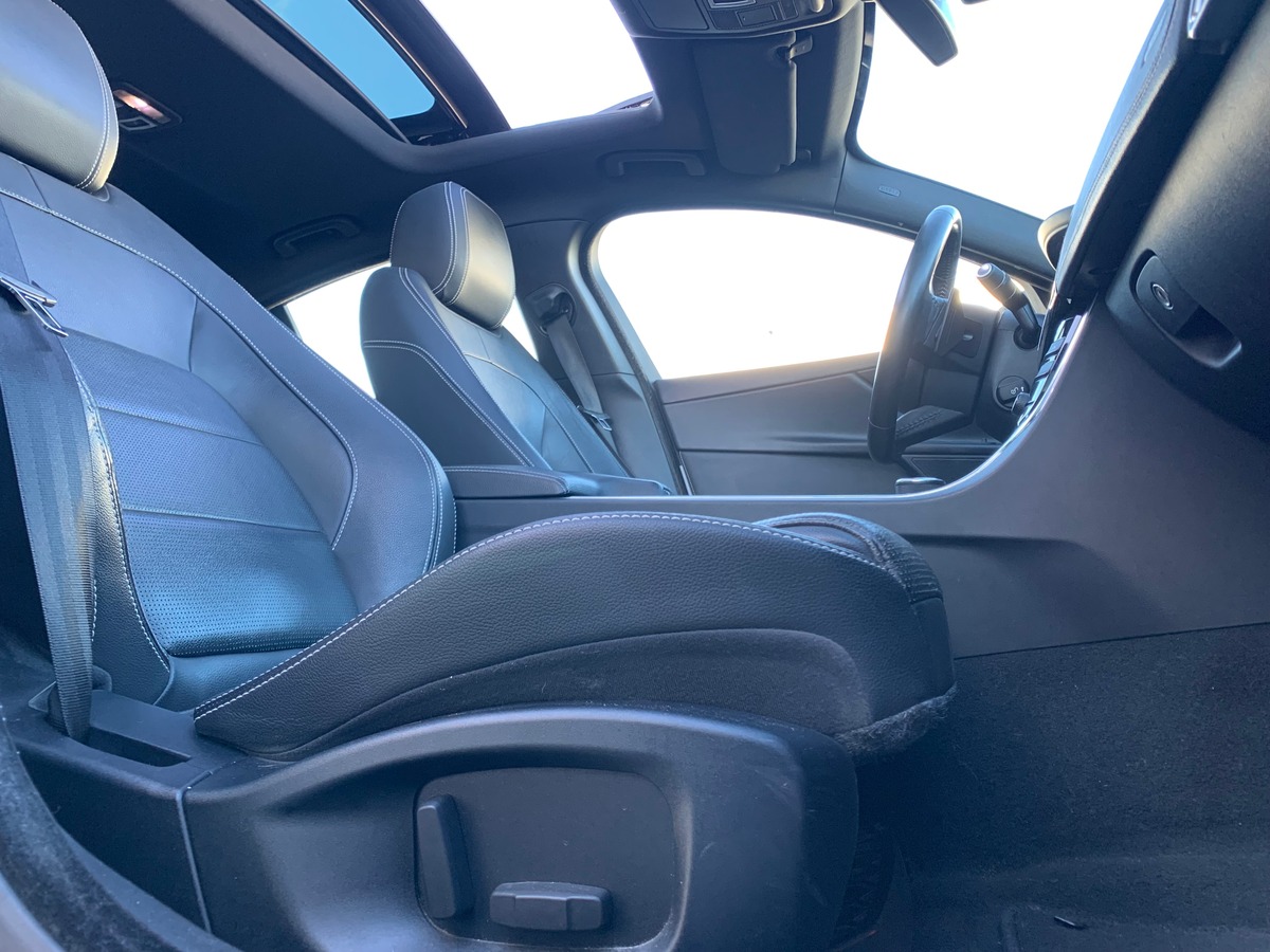 Jaguar XE 180 ch | Intérieur cuir | Toit ouvrant | Caméra de recul | GPS | Bluetooth