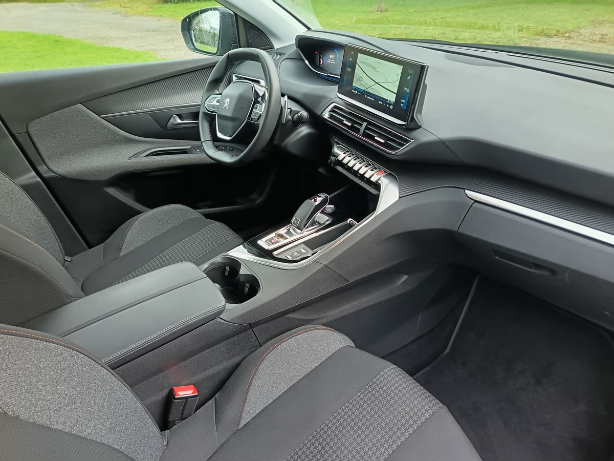 Peugeot 3008 1.5L BLUEHDI 130 CH ACTIVE PACK/ CROCHET D'ATTELAGE/ GTIE 12 MOIS