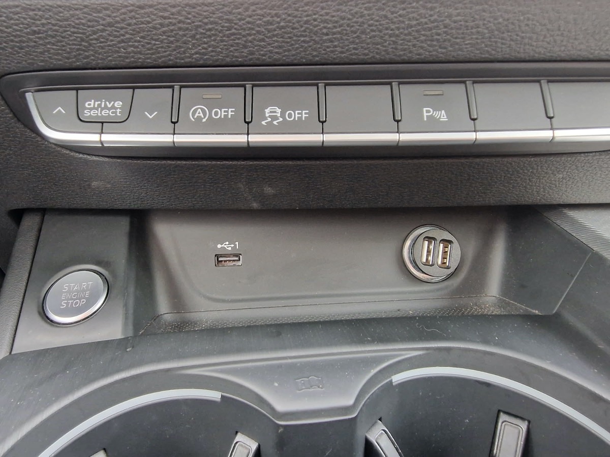 Audi A4 Avant SLINE 218cv 3.0 TDI QUATTRO, SUIVI COMPLET, TOIT OUVRANT, 4 ROUES HIVERS SUR JANTES