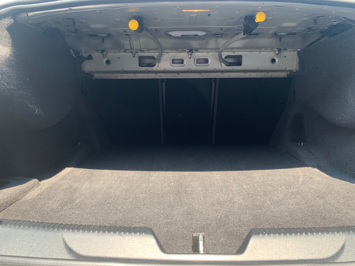 Jaguar XE 240 chevaux | R Sport | GPS | Régulateur de vitesse | Toit ouvrant | Audio MERIDIAN | Cuir