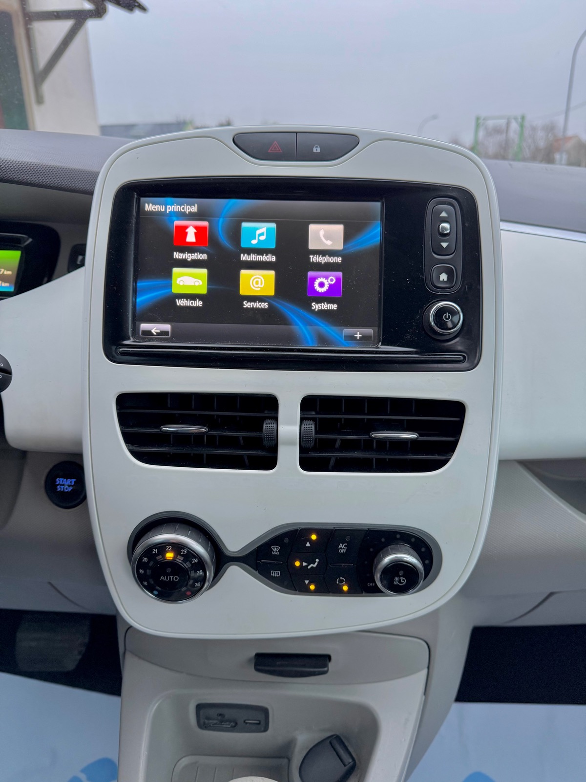 RENAULT Zoe LIFE 90 CHX ACHAT INTÉGRALE BATTERIE INCLUSE /  AUTONOMIE 135 KMS 