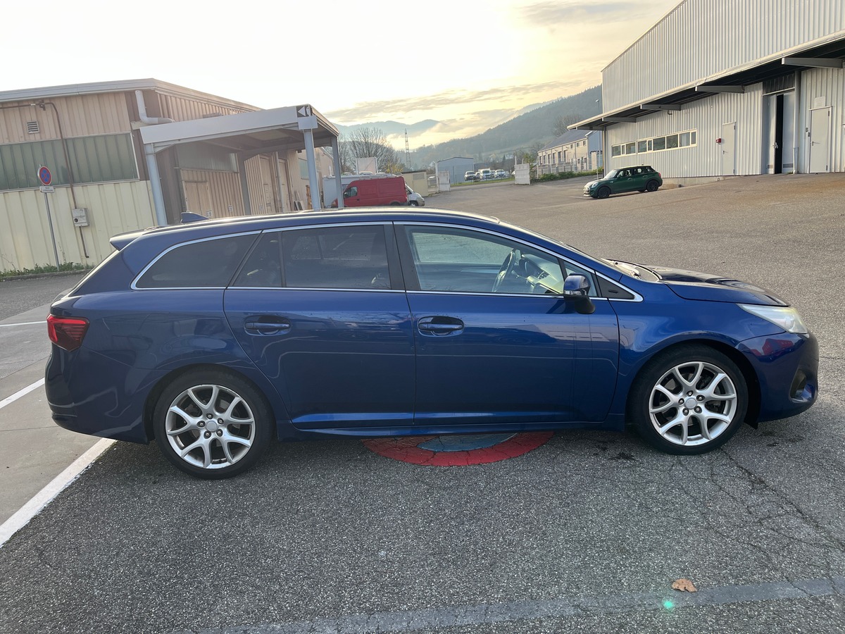 Toyota Avensis SW 2.0 D-4D 143ch, EXECUTIVE, ATTELAGE, RADAR, SIEGES CHAUFFANT, TOIT PANORAMIQUE