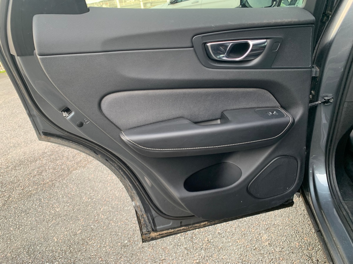 Volvo XC60 197 ch | R-design | Châssis Sport | Jantes Alu 21'' | Sièges Sport | Coffre électrique