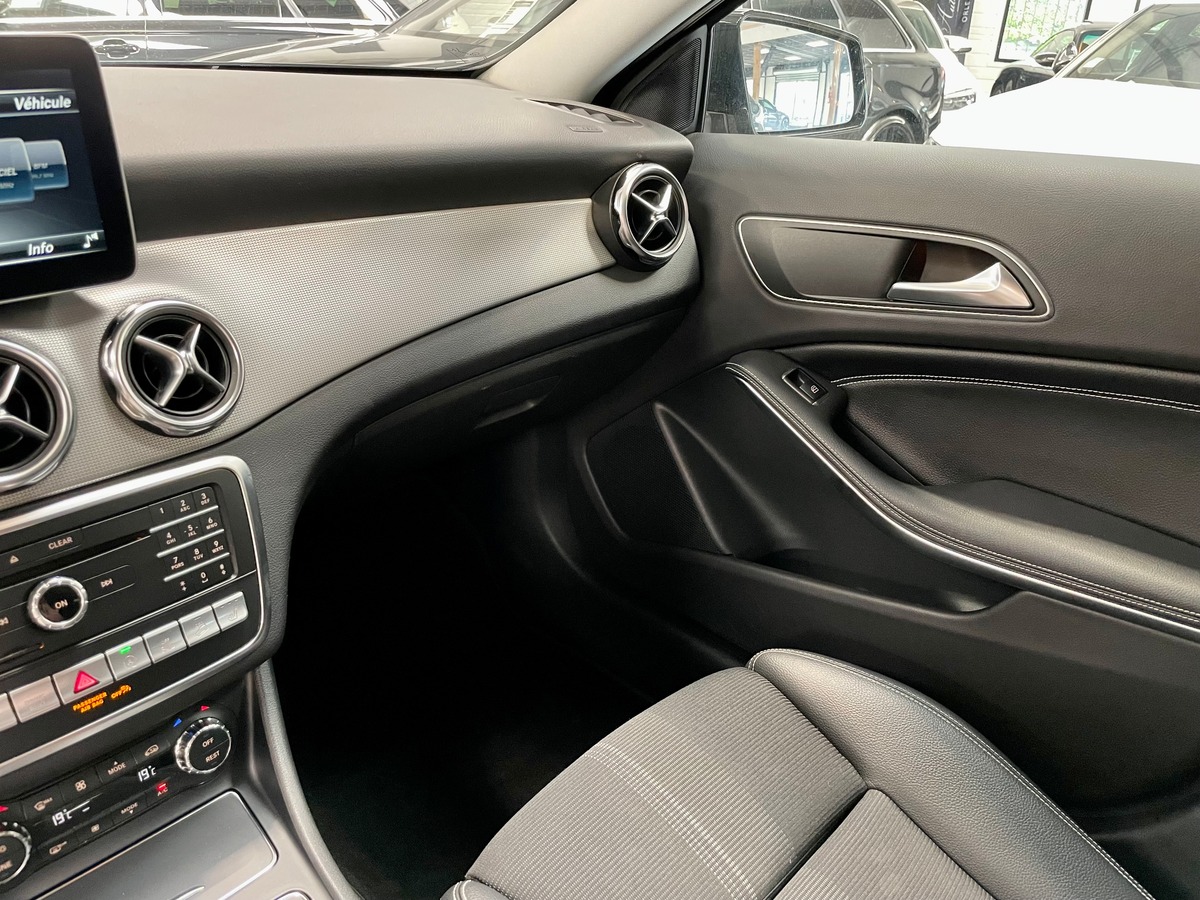 Mercedes-Benz GLA* 220d Sensation 4Matic 7G-DCT c