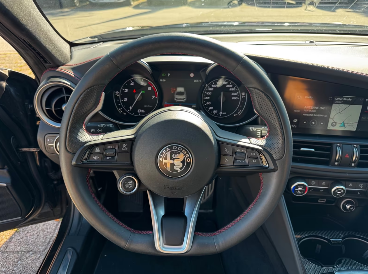 Alfa Romeo Giulia 2.0 TB 280ch Estrema Q4 AT8 Toit ouvrant Harman-Kardon