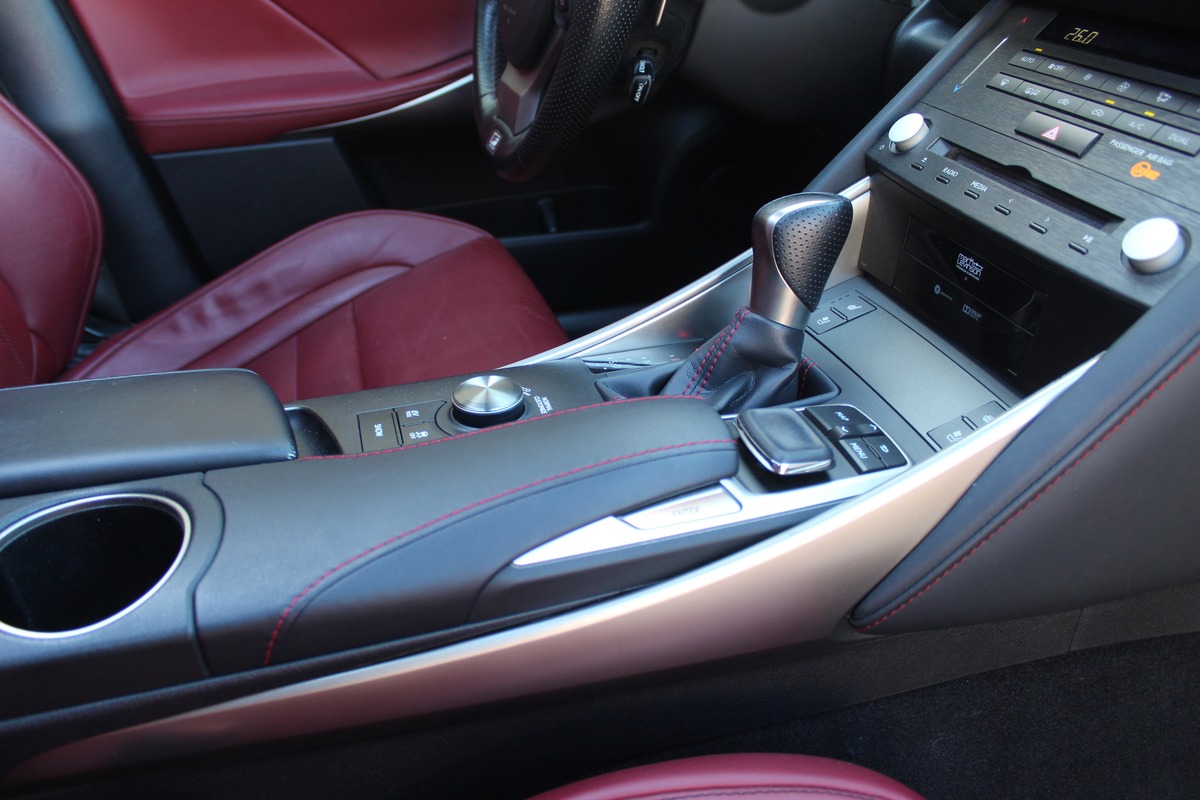 Lexus IS III (2) 300H F SPORT EXECUTIVE  FULL OPTIONS + CARPLAY / ENTRETIEN LEXUS / 2ème MAIN