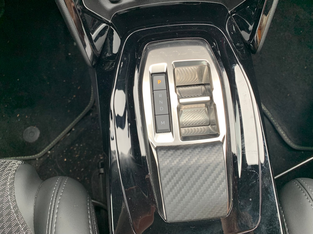 Peugeot 208 130 | GT | Toit panoramique | Caméra recul | Avertisseur angles morts | Apple car play