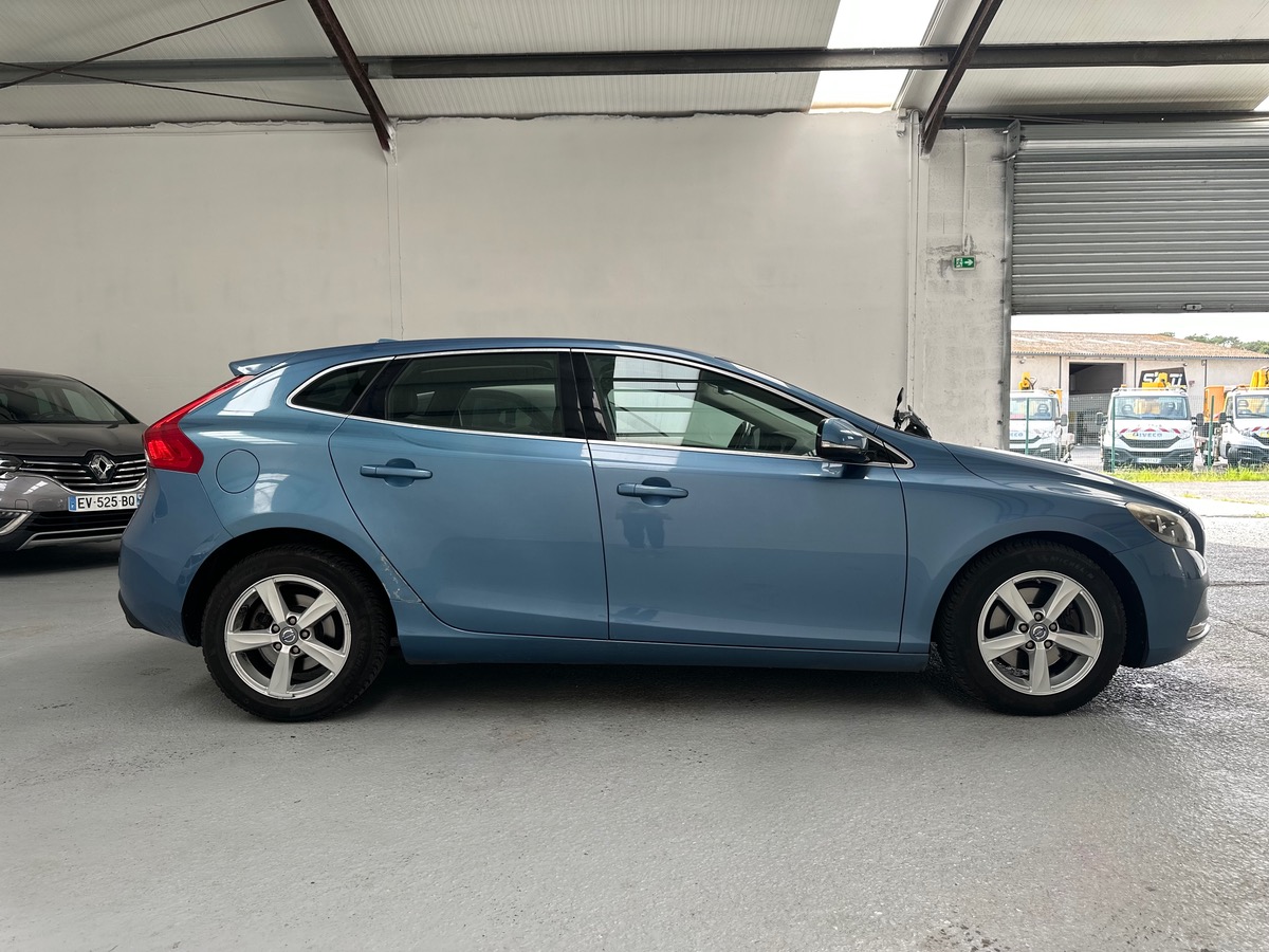 Volvo V40 T2 120CH MOMENTUM BVM6 ENTRETIEN COMPLET VOLVO / 1 ÈRE MAIN