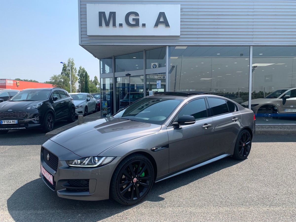 Jaguar XE 240 chevaux | R Sport | GPS | Régulateur de vitesse | Toit ouvrant | Audio MERIDIAN | Cuir