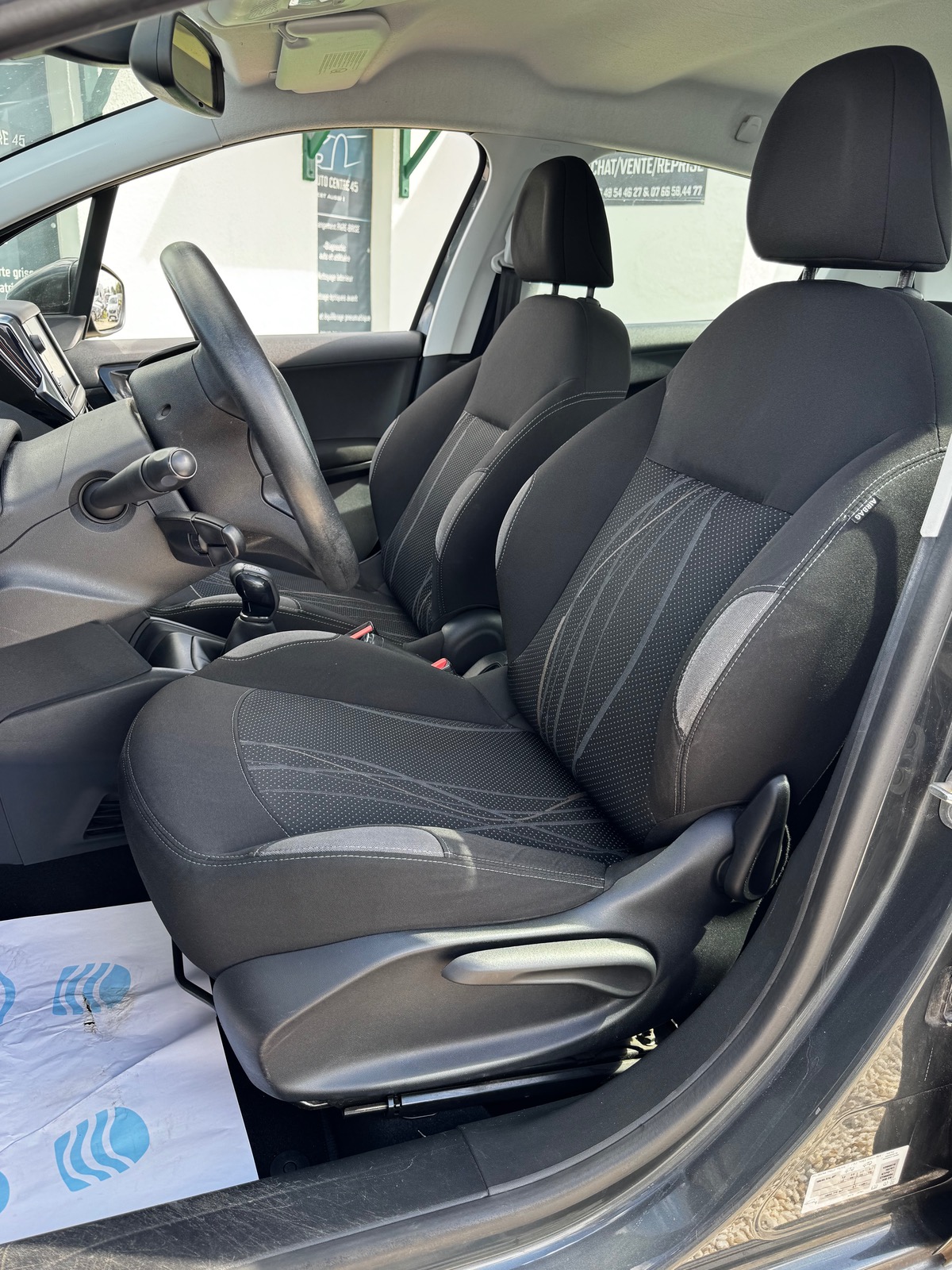 Peugeot 208 1.2 VTi 82 CV BVM5 ALLURE DISTRIBUTION FAITE  / SUIVI CONCESSION