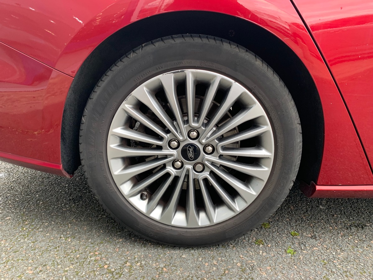 Ford FOCUS SW 120 ch | Vignale | Toit ouvrant panoramique | Apple car play Android auto | Attelage