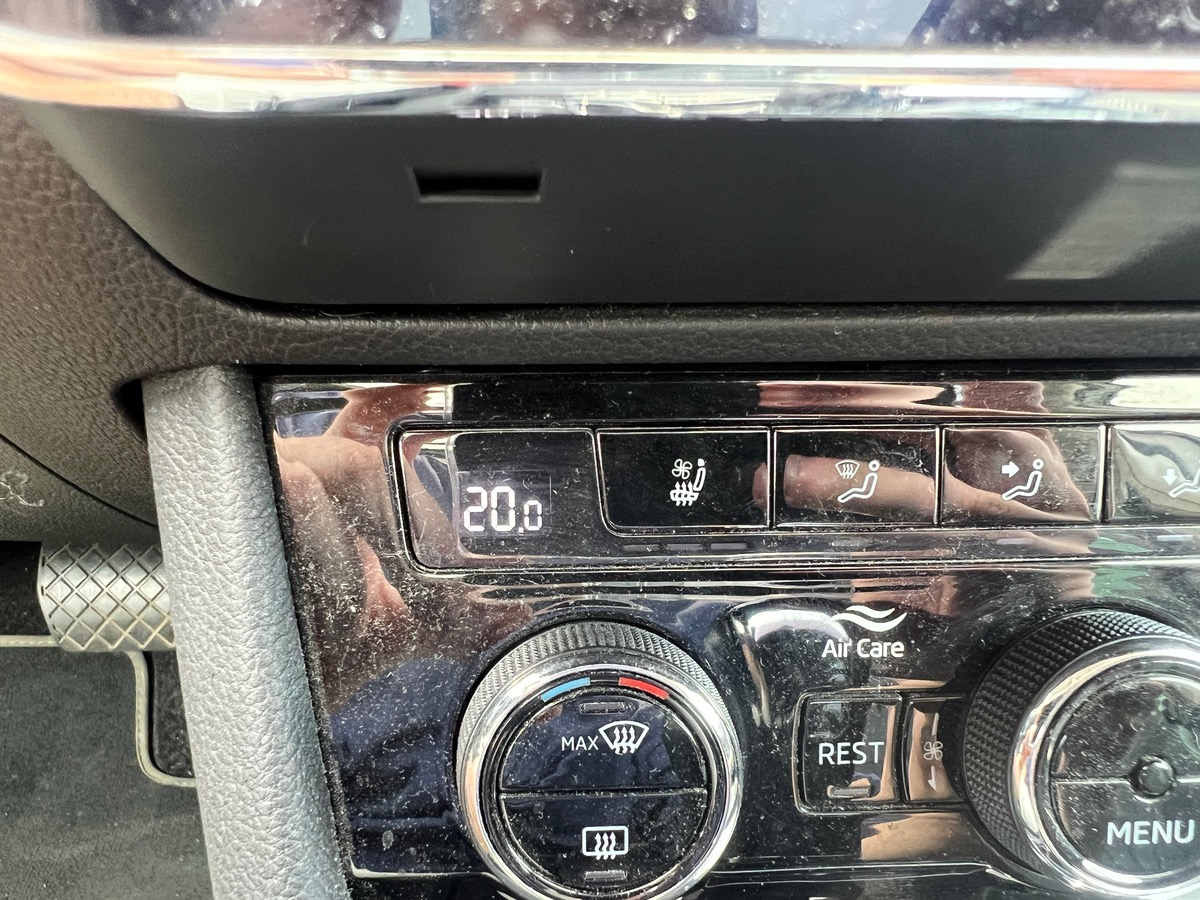 Skoda Superb Combi 1,4L TSI PHEV 218 LAURINE & KLEMENT, SUIVI COMPLET SKODA, 4 PNEUS COMPLETS  HIVER