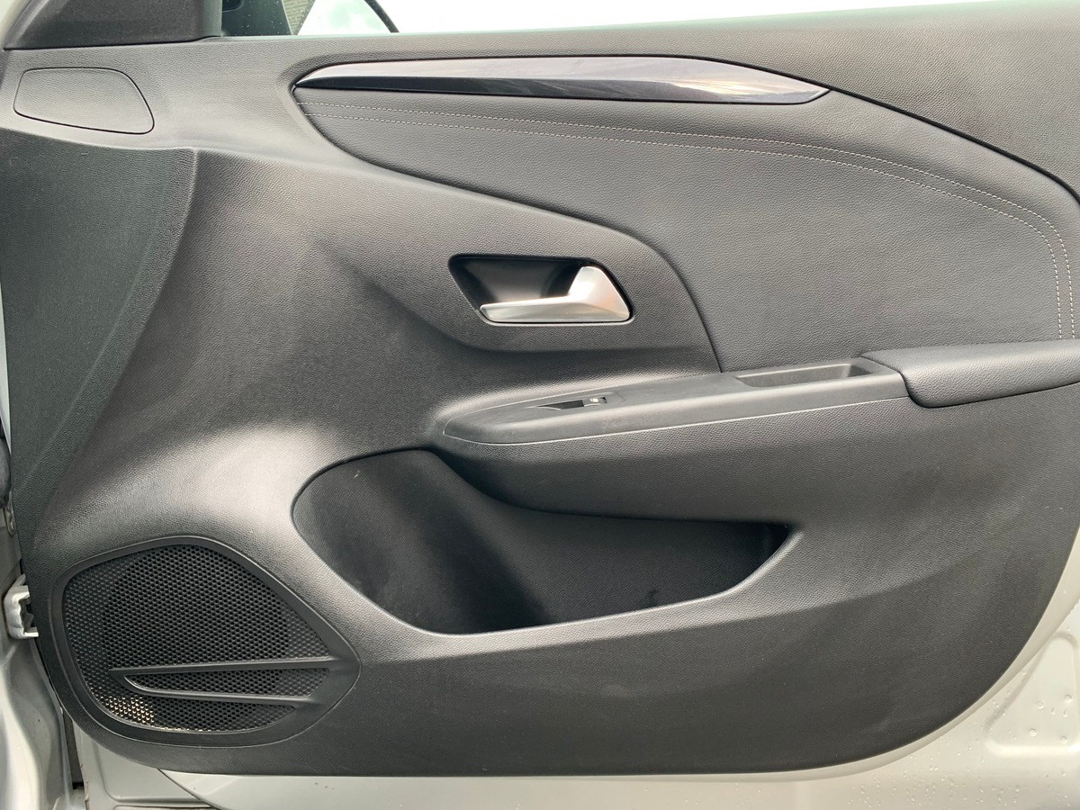 Opel Corsa 100 | Apple car play | Régulateur vitesse | | Reconnaissance des panneaux | Climatisation