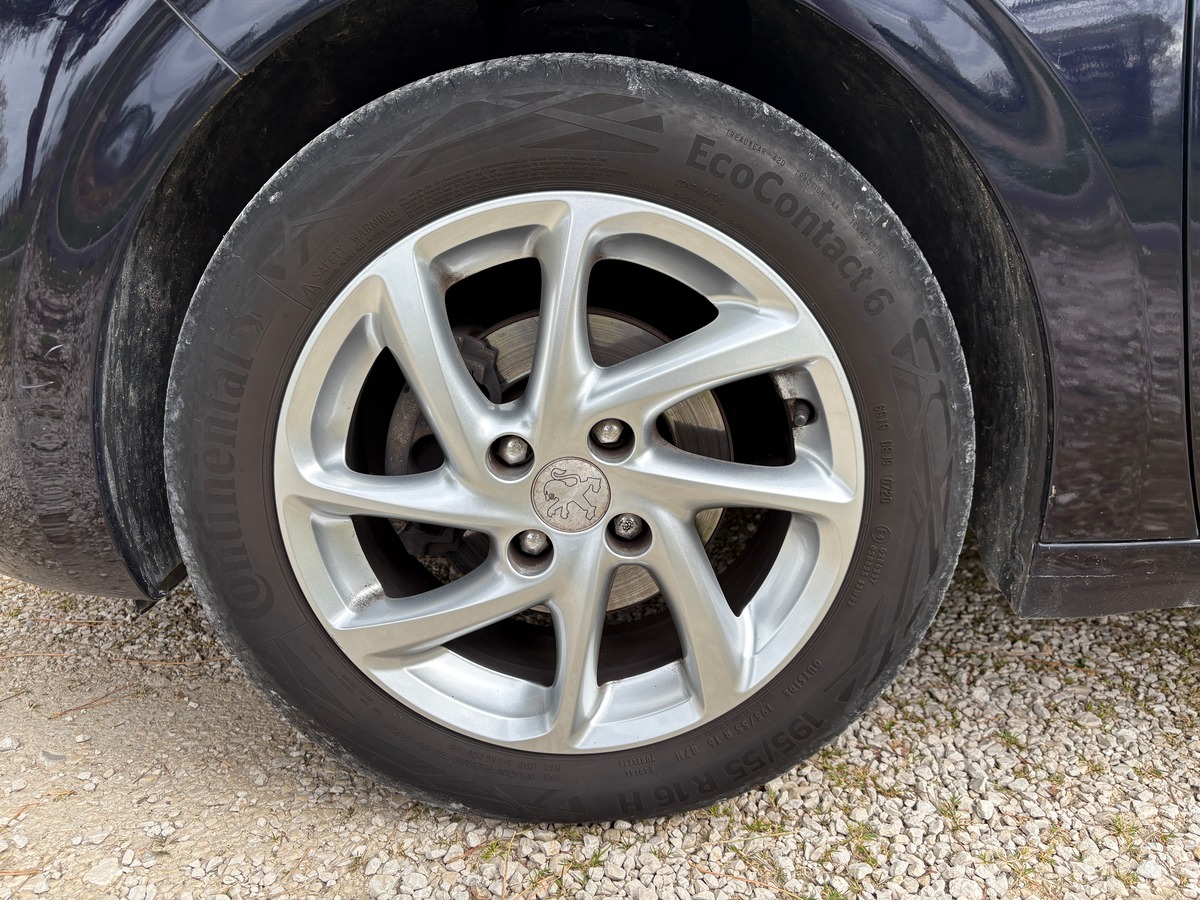 Peugeot 208 VTI - 82CH - STYLE - DISTRIBUTION OK