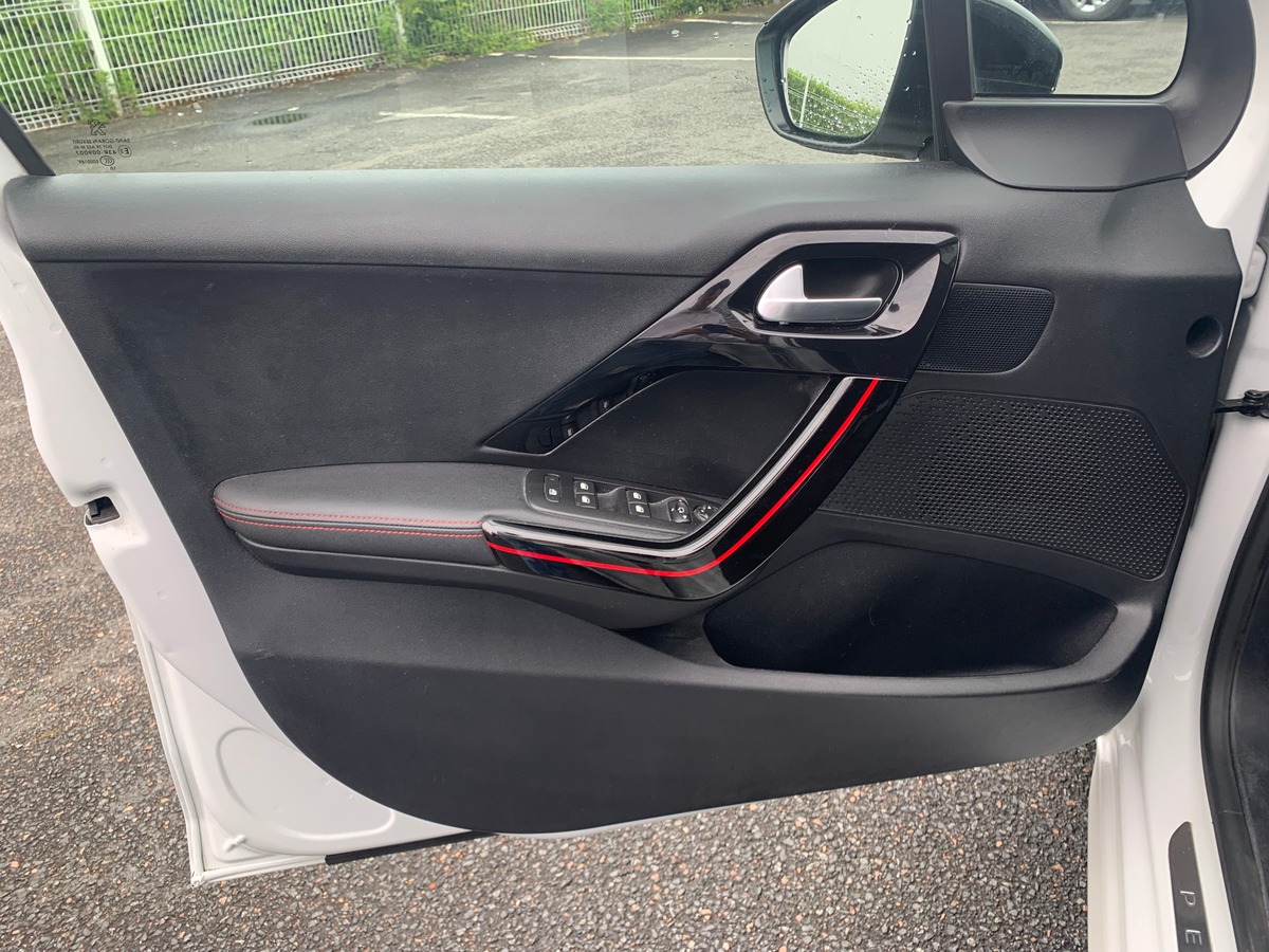 Peugeot 208 110 ch | GT Line | Régulateur de vitesse | Apple car Play Android Auto