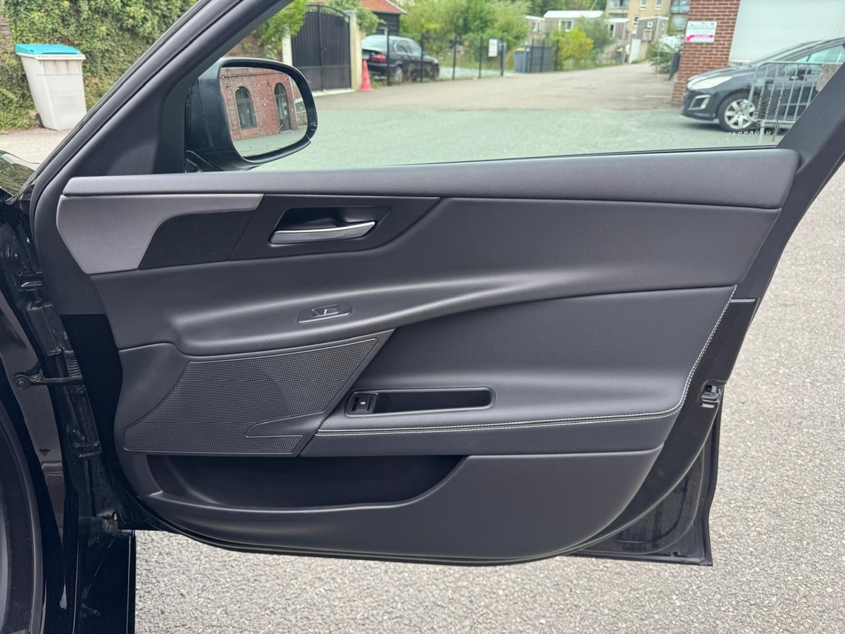 Jaguar XE 2.0 200CV R-Sport - Boite automatique