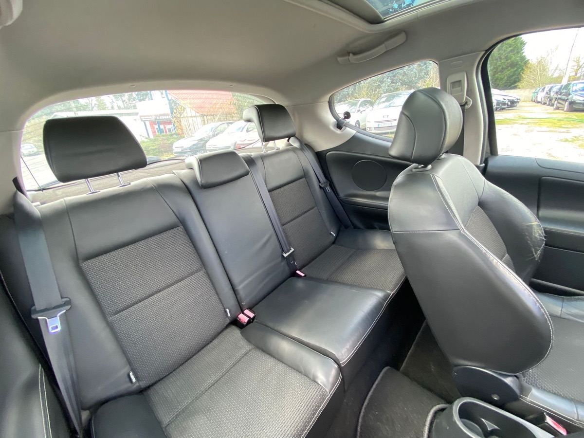 Peugeot 207 1.6 hdi 110cv feline 1ere main faible kilomètre 