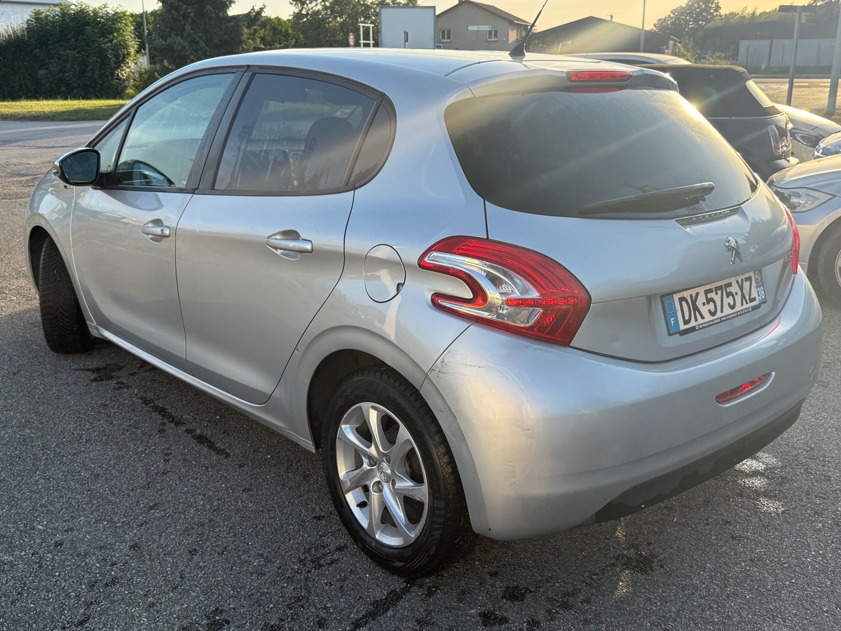 Peugeot 208 / 1.2 E-VTI 82CH / STYLE / CLIM / ÉCRAN BTT / DISTRIB + EMBRAYAGE NEUF