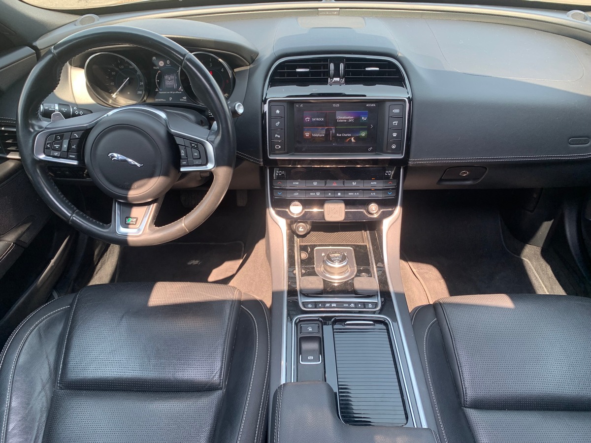 Jaguar XE 240 chevaux | R Sport | GPS | Régulateur de vitesse | Toit ouvrant | Audio MERIDIAN | Cuir