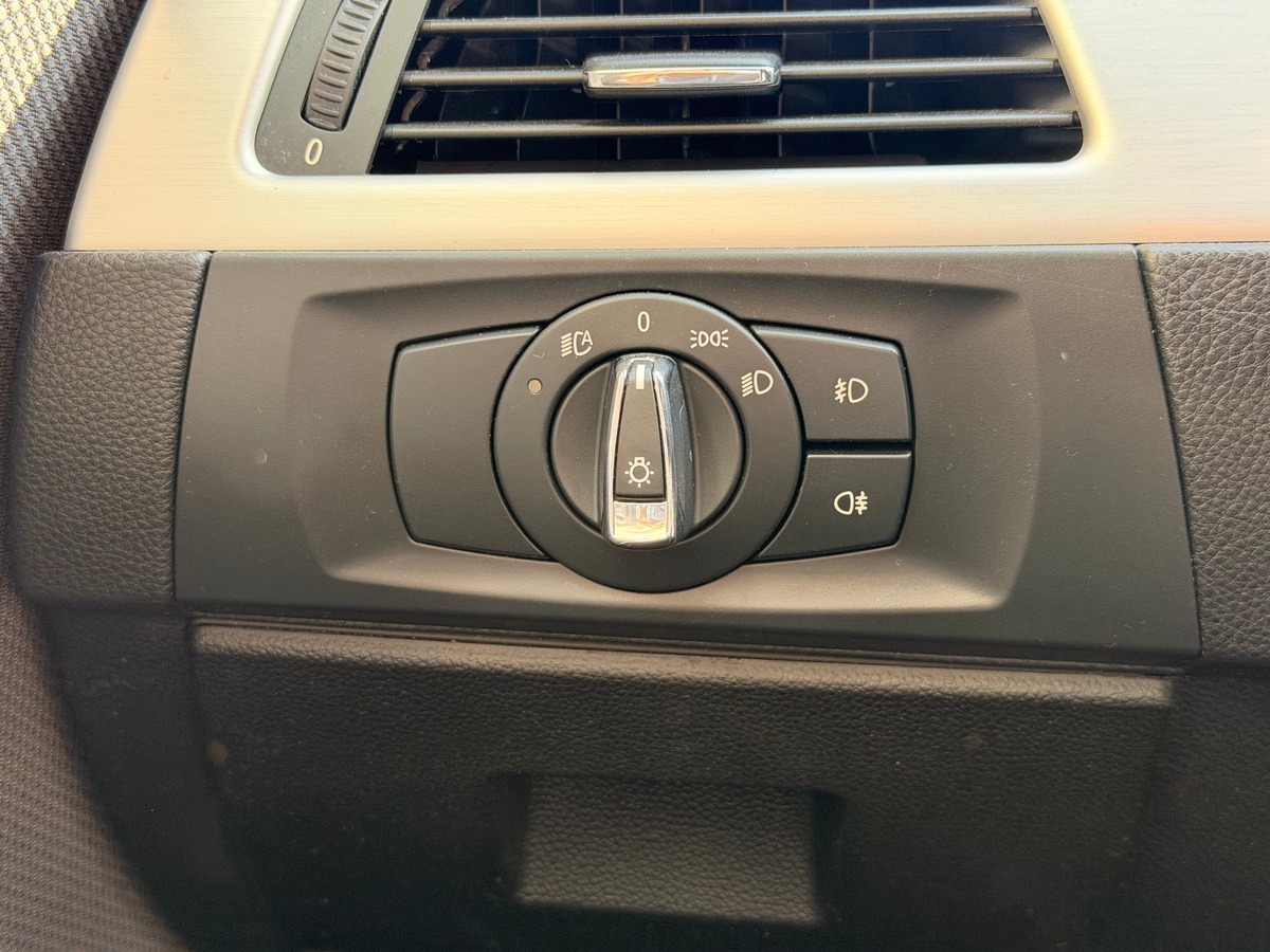 Bmw Série 3 Cabriolet Sport Design (E93) LCI 320d 2.0 d 184 cv Boîte auto - Sièges Alcantara