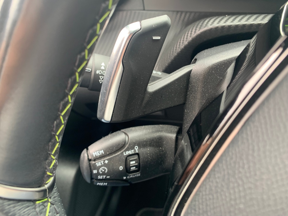 Peugeot 2008 130 chevaux | GT | Caméra de recul | Apple car Play | GPS | Palettes au volant