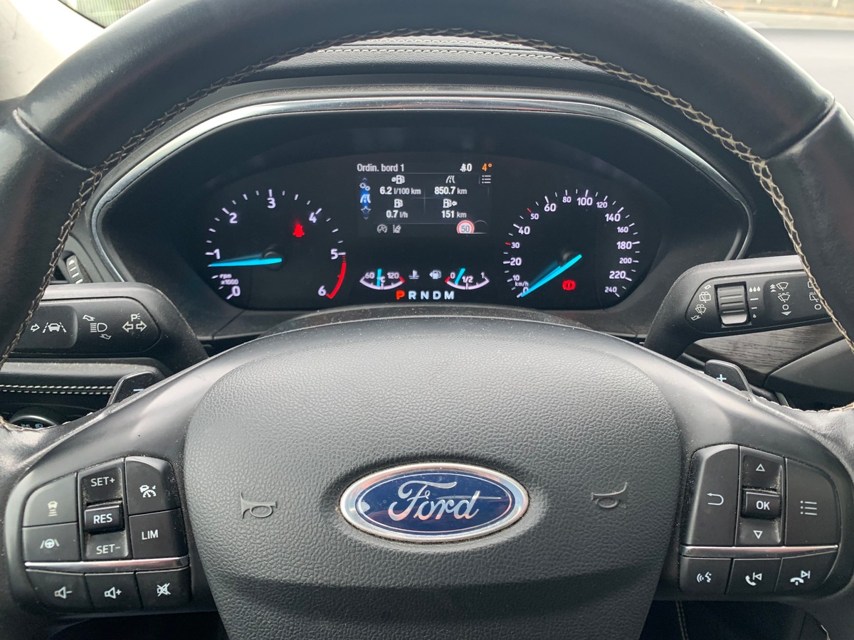 Ford FOCUS SW 120 ch | Vignale | Toit ouvrant panoramique | Apple car play Android auto | Attelage