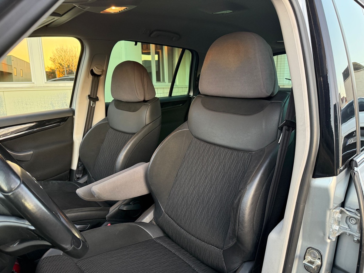 Citroën Grand C4 Picasso 1.6 HDI 115 CH 7 places exclusives crit2 4XCBLeut