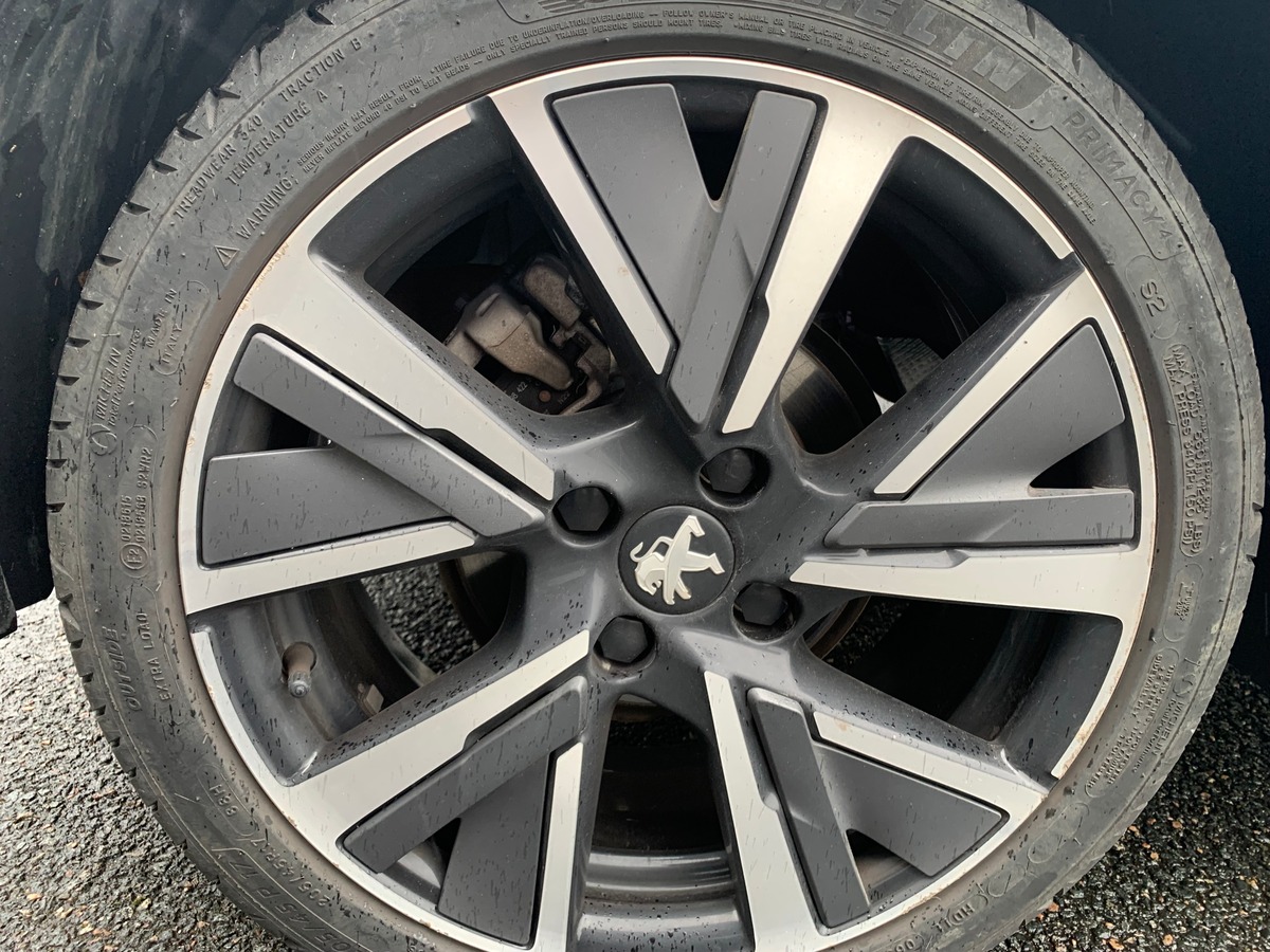 Peugeot 208 130 | GT | Toit panoramique | Caméra recul | Avertisseur angles morts | Apple car play