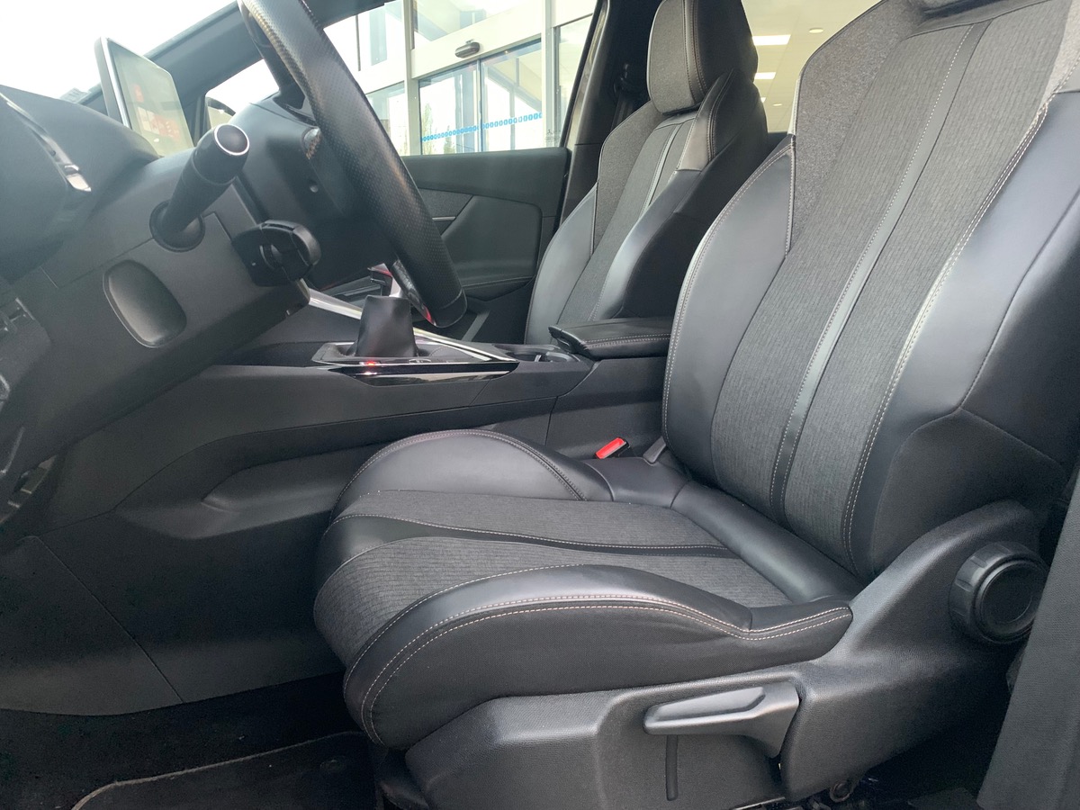 Peugeot 3008 130 | GT LINE | Mirror Screen | Pack City 1 | Full LED Technology | Phares Adaptatifs