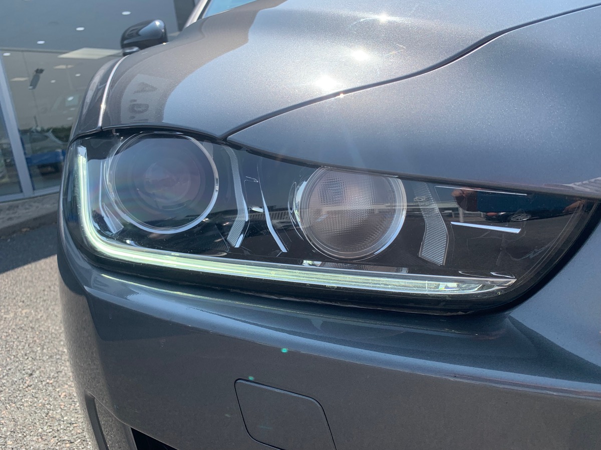 Jaguar XE 240 chevaux | R Sport | GPS | Régulateur de vitesse | Toit ouvrant | Audio MERIDIAN | Cuir