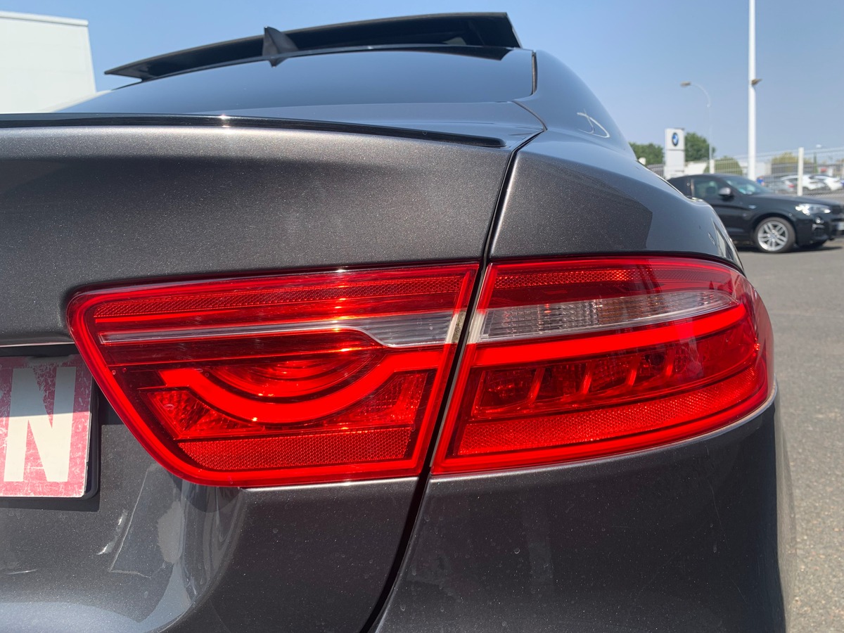 Jaguar XE 240 chevaux | R Sport | GPS | Régulateur de vitesse | Toit ouvrant | Audio MERIDIAN | Cuir