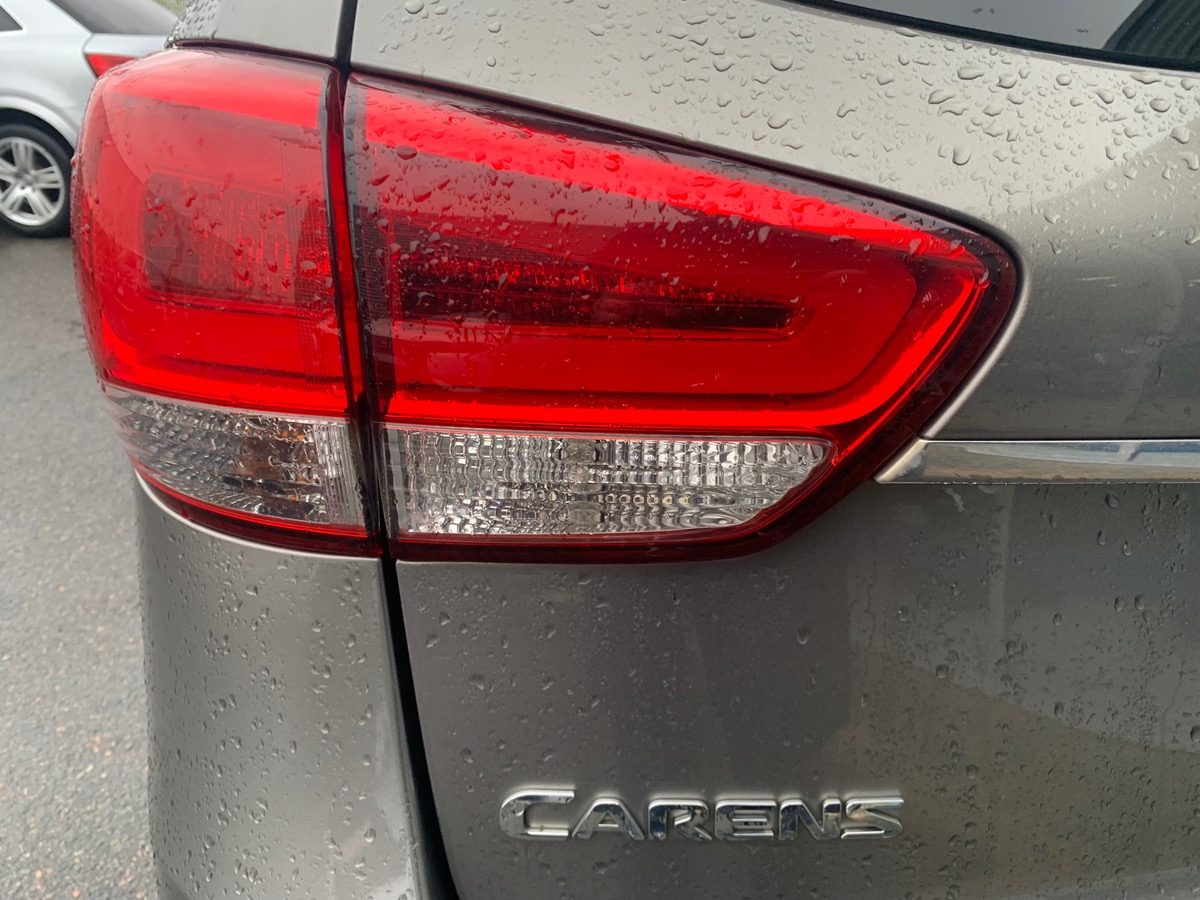 Kia Carens 141 ch | PREMIUM | 7 Places | Phase 2 | Attelage| Toit ouvrant | Caméra de recul | Jantes