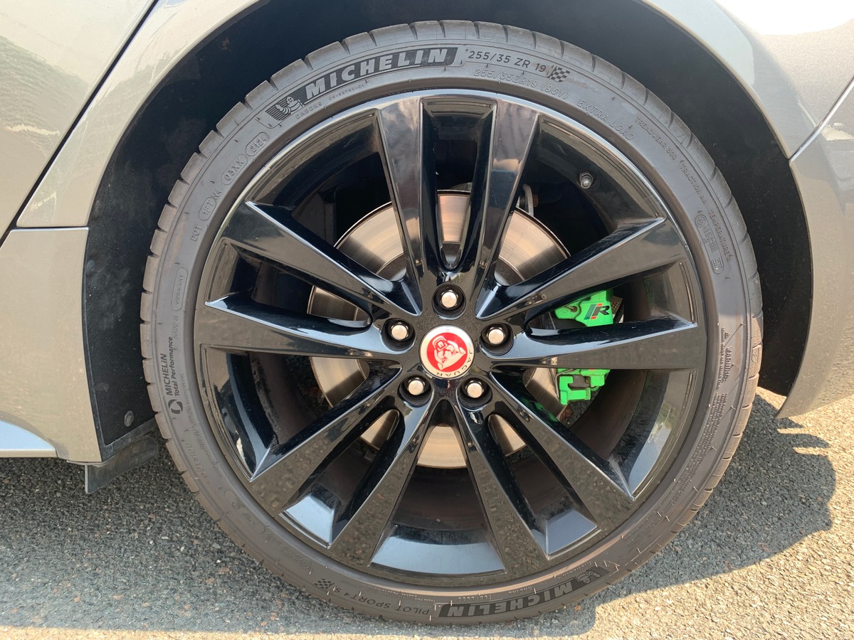 Jaguar XE 240 chevaux | R Sport | GPS | Régulateur de vitesse | Toit ouvrant | Audio MERIDIAN | Cuir