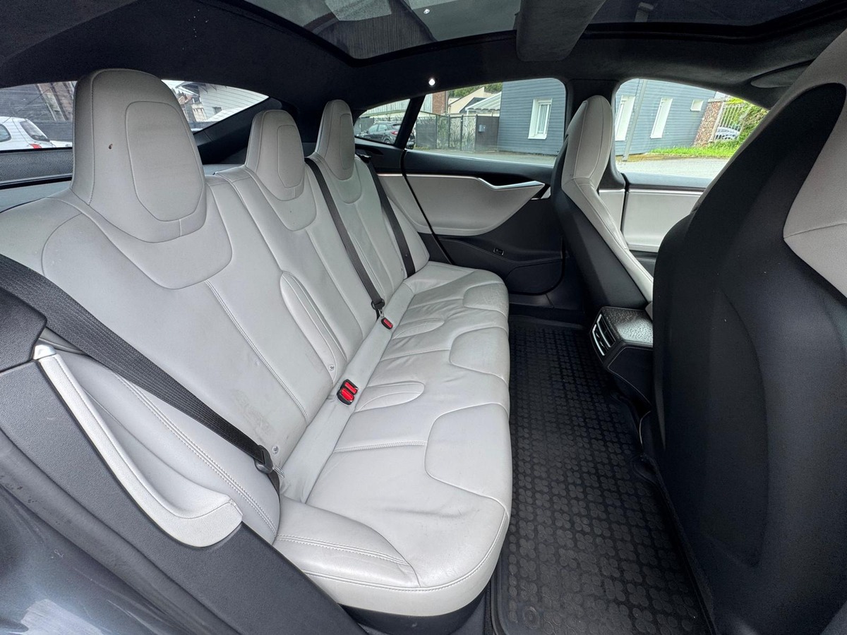 Tesla Model S 85 367CV 7 places - Recharge gratuite à vie