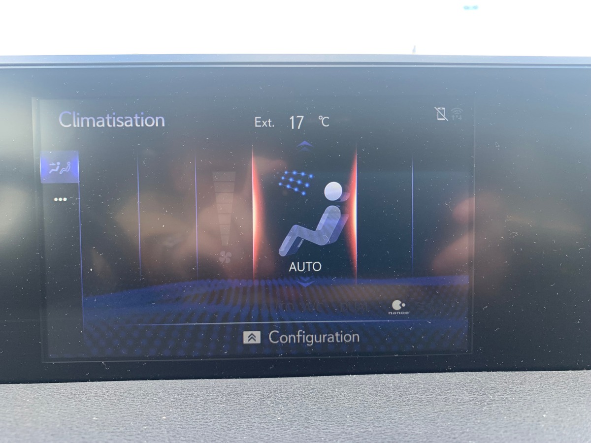 Lexus UX 250 | 184 ch | Pack Confort | Apple car Play | Caméra recul | Régulateur vitesse adaptatif