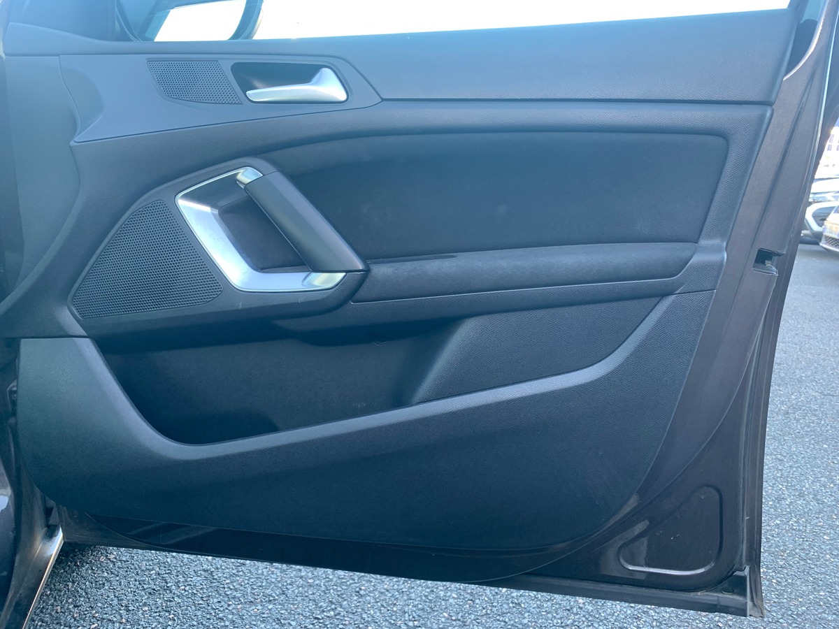 Peugeot 308 115 chevaux | Toit panoramique | Régulateur de vitesse | GPS | Attelage