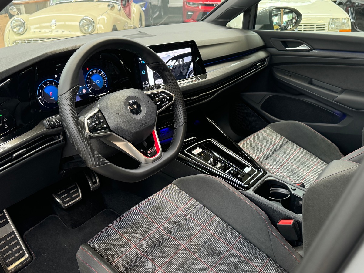Volkswagen Golf VIII GTI 2.0L TSi 245CV DSG7 - GARANTIE VW - TO/CARPLAY/SIEGES CHAUFFANTS