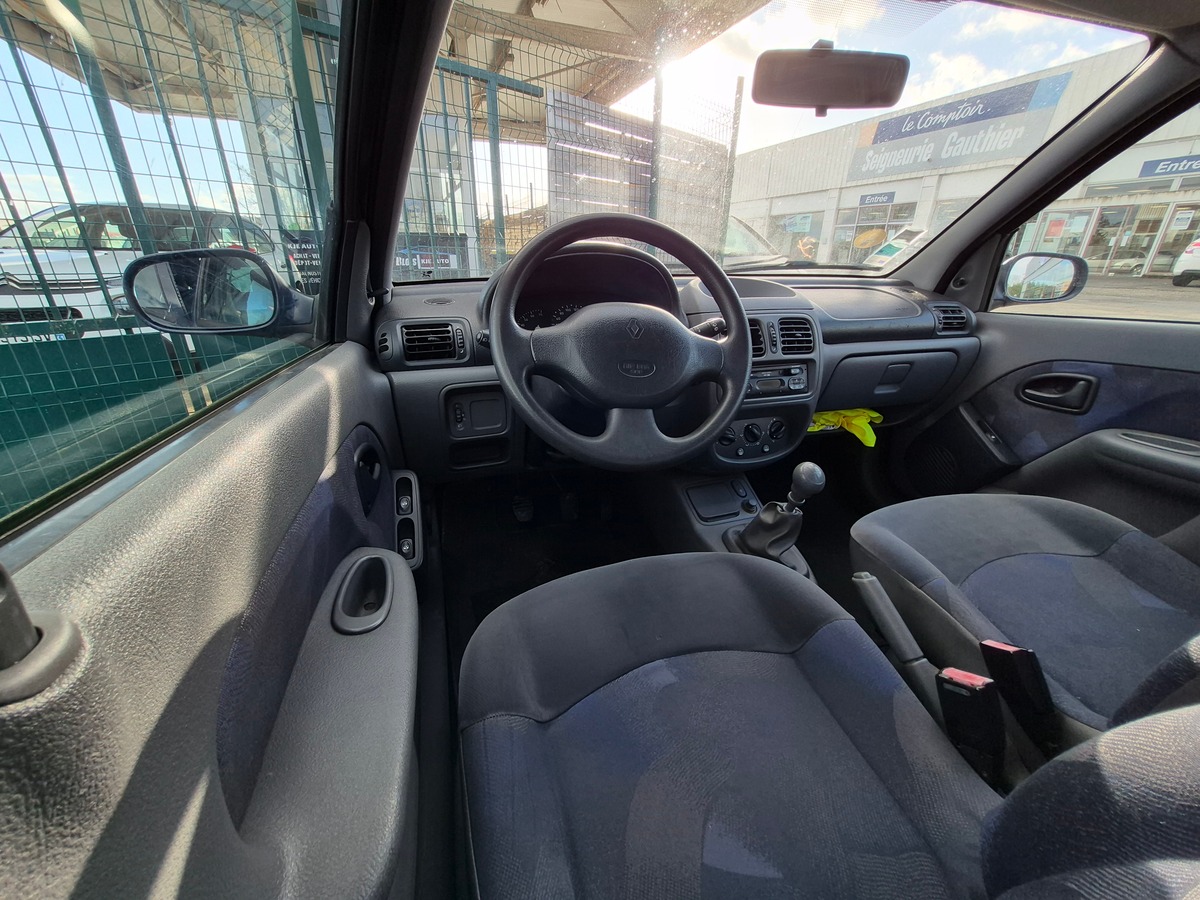 RENAULT Clio II 1.4 RTE 5 PORTES