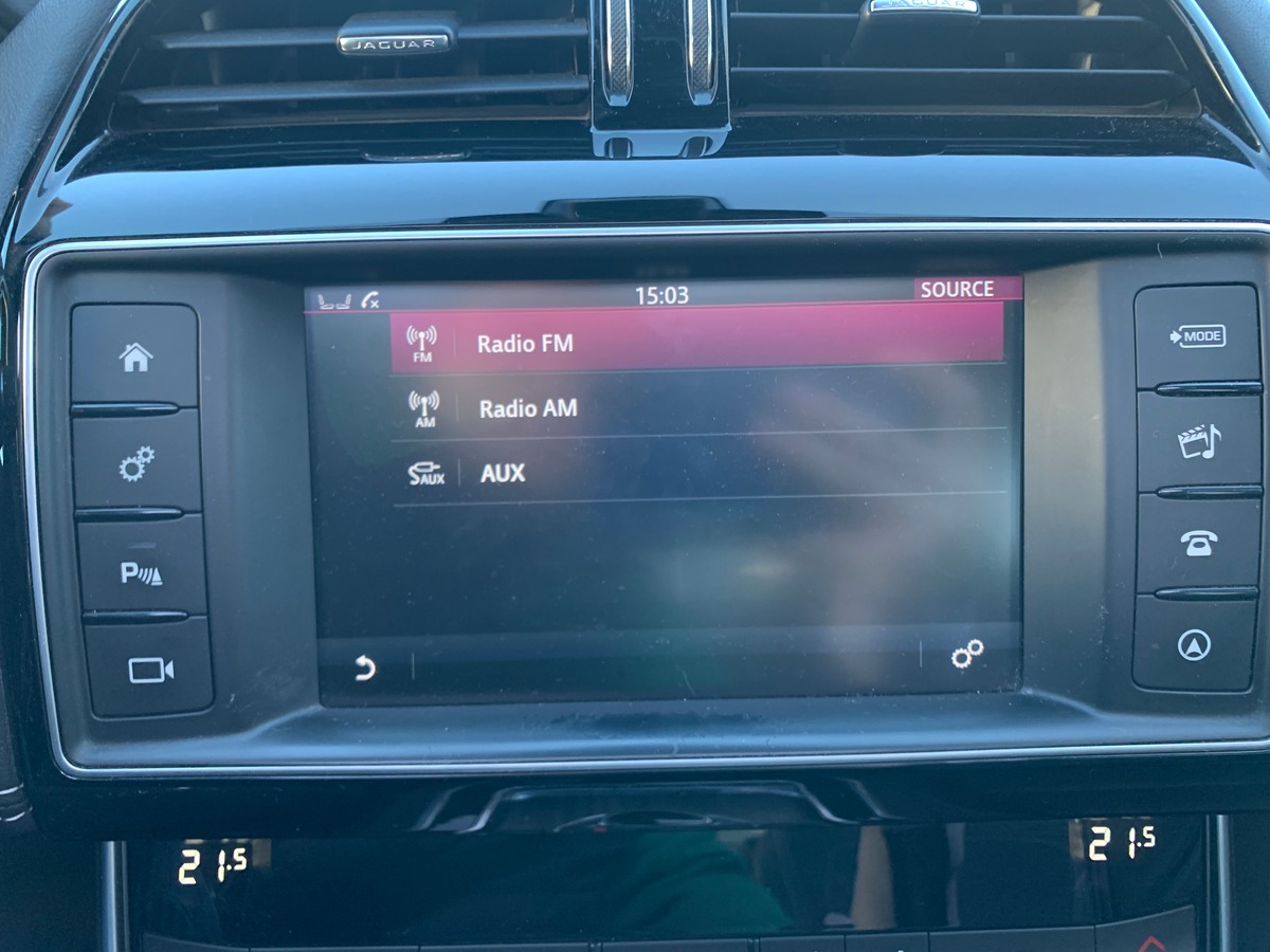 Jaguar XE 180 ch | Intérieur cuir | Toit ouvrant | Caméra de recul | GPS | Bluetooth