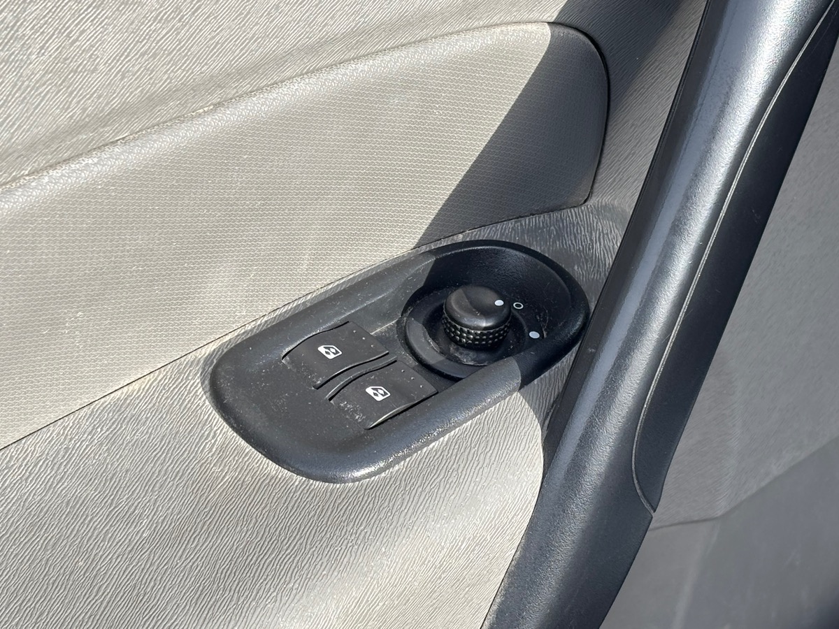 RENAULT Kangoo II Express phase 1 BVM5 / Trappe de toit