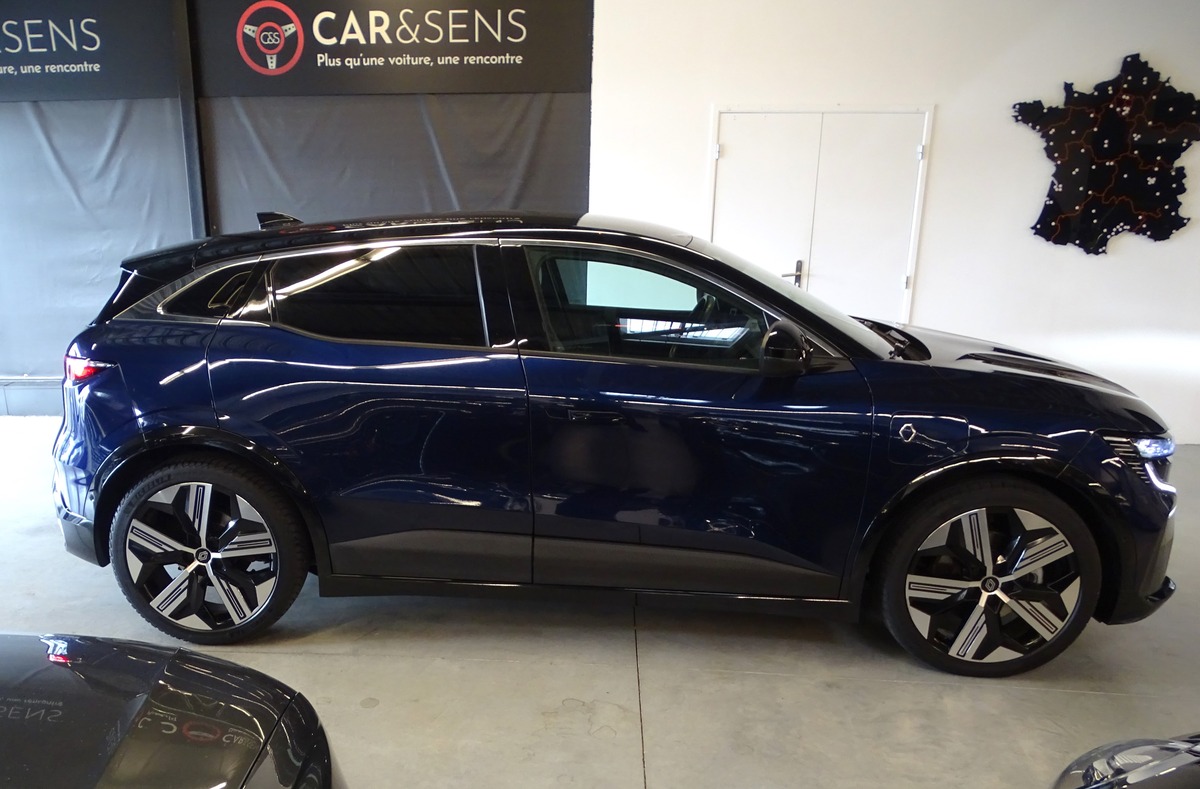 RENAULT MEGANE-E V E-TECH Ev60 220 Ch  ICONIC / SELLERIE BLANCHE / HARMAN KARDON / CARPLAY