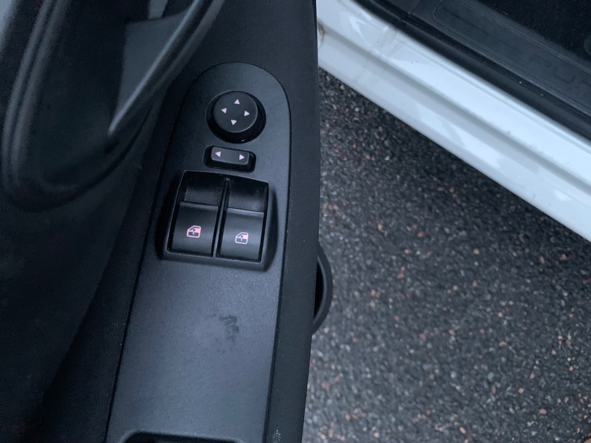 Fiat Punto 69 ch | Radio CD MP3 | Vitres avant électriques | Airbags | ABS | Commandes Radio volant