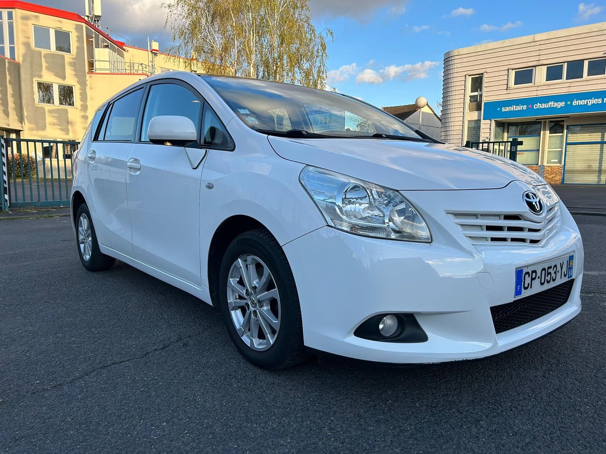 Toyota Verso 2.0 D-4D 128 CV sKyviews 4XCBLues