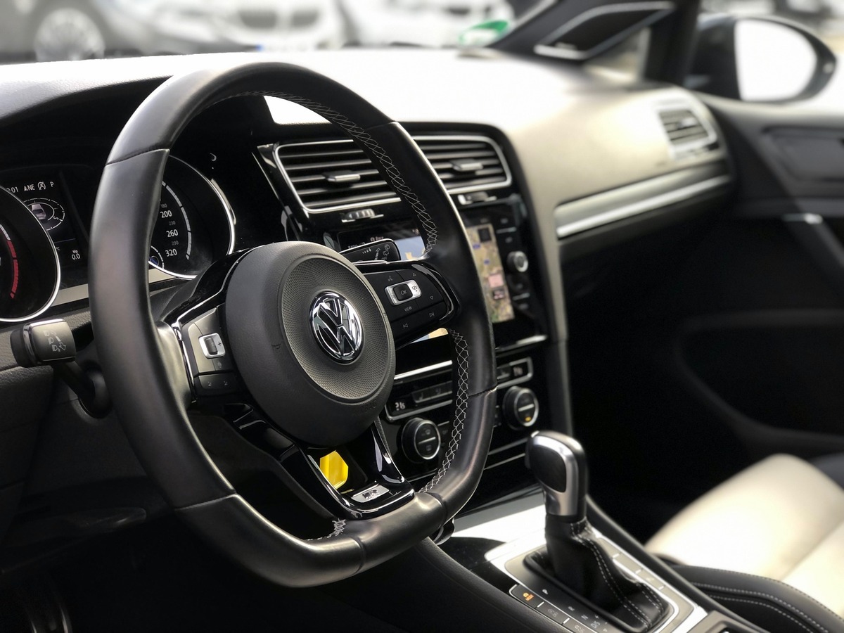 Volkswagen Golf VII 7 R 2.0 TSi 300 DSG7 4MOTION