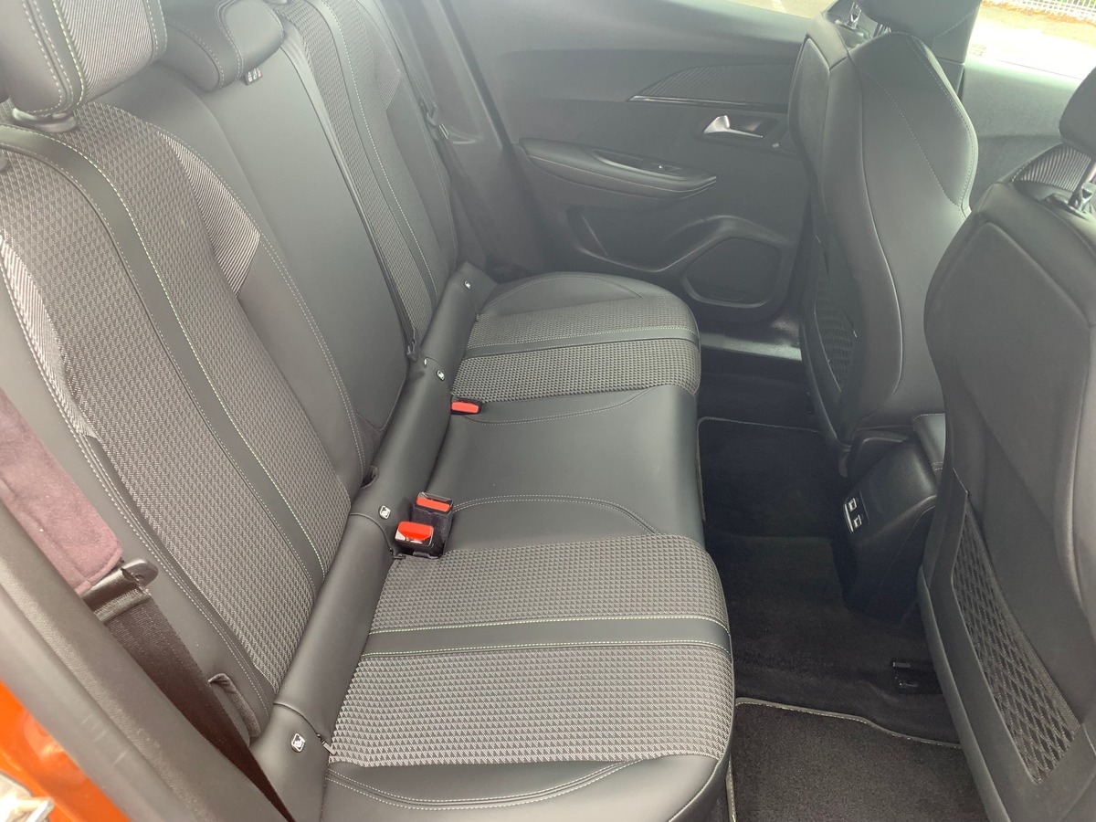 Peugeot 2008 130 chevaux | GT | Caméra de recul | Apple car Play | GPS | Palettes au volant