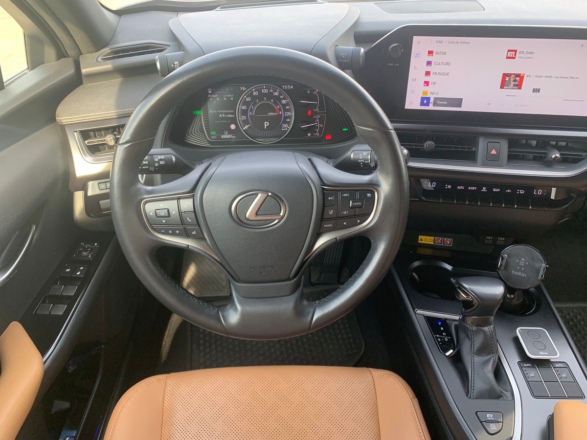 Lexus UX 250 | 185 ch | Luxe Techno | Contrôle angles morts | Caméra recul | Hayon électrique